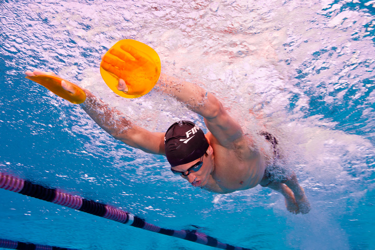 Спортсмен занимающийся плаванием. Finis Agility Paddles Floating. Плавание спортсмены. Тренировка пловцов. Плавание вид спорта.